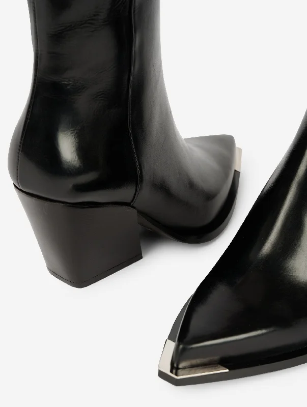 Boots with durable heel supports -Black leather boots