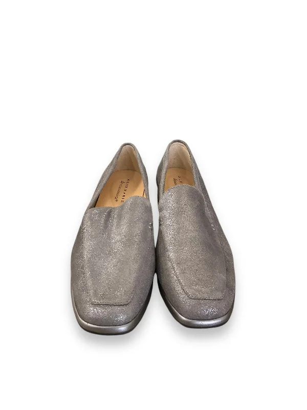 Flats for indoor vibes -Shoes Flats By Alex Marie In Silver, Size: 8