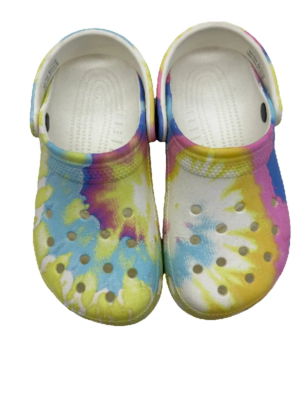 Flats with waterproof lining -Shoes Flats By Crocs In Multi-colored, Size: 6