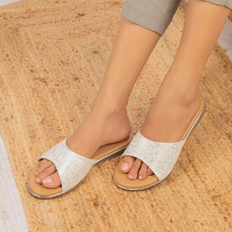 Flats with hearty weave -The Safad White Women's Dress Flats Tresmode